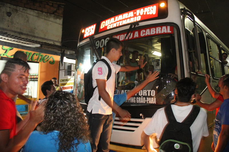
        
            Alunos protestam após 4 assaltos em escola
        
    