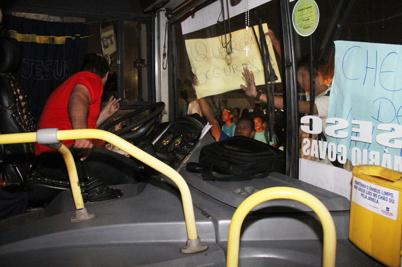 
        
            Alunos protestam após 4 assaltos em escola
        
    