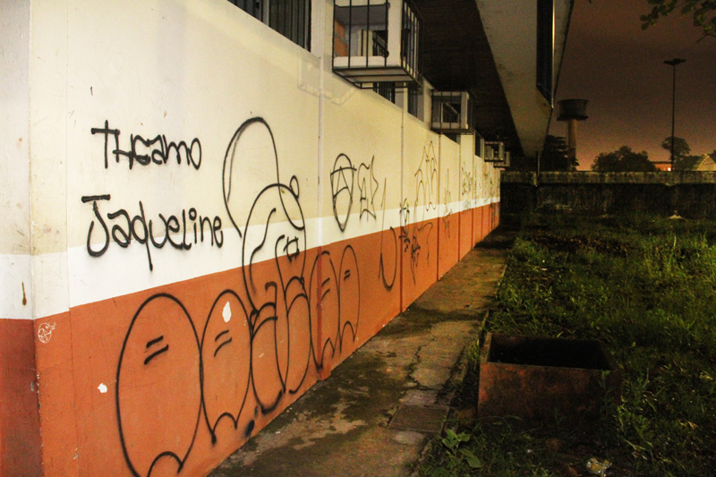
        
            Alunos protestam após 4 assaltos em escola
        
    