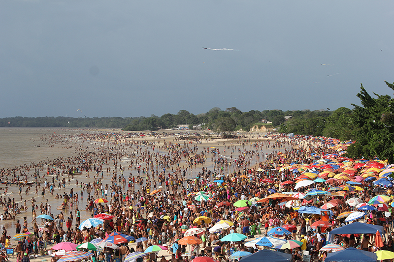 
        
            30 mil pessoas lotam praia de Outeiro
        
    
