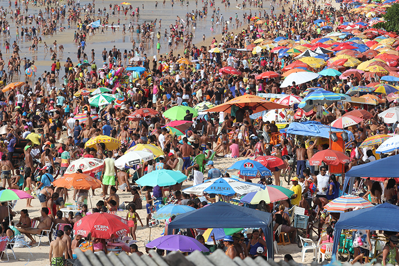 
        
            30 mil pessoas lotam praia de Outeiro
        
    
