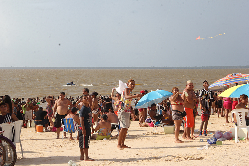 
        
            30 mil pessoas lotam praia de Outeiro
        
    
