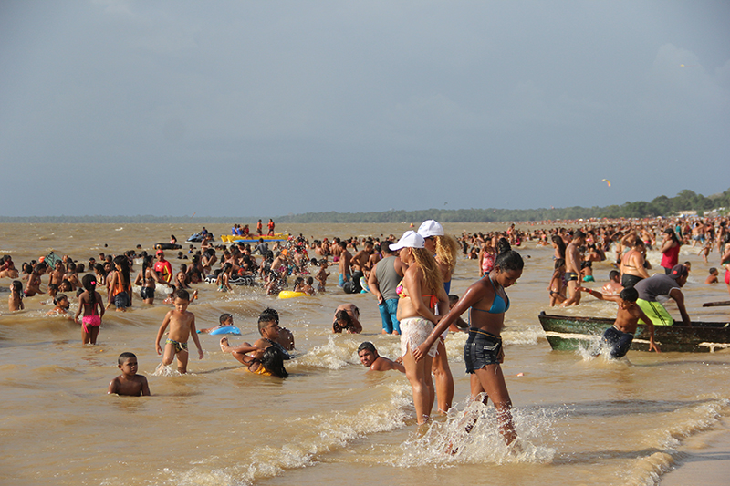 
        
            30 mil pessoas lotam praia de Outeiro
        
    