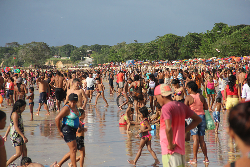
        
            30 mil pessoas lotam praia de Outeiro
        
    