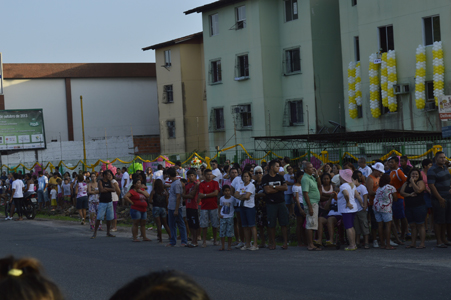 
        
            Fiéis aguardam passagem da Romaria 
        
    