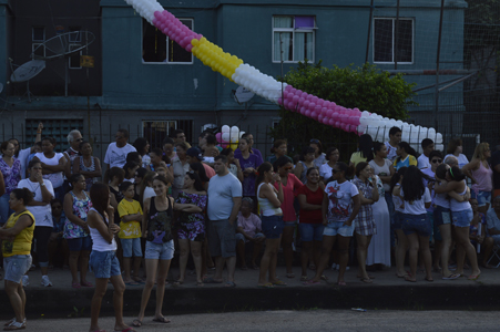 
        
            Fiéis aguardam passagem da Romaria 
        
    