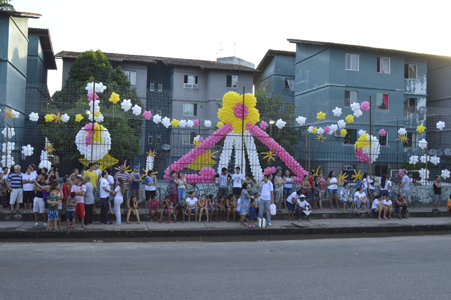 
        
            Fiéis aguardam passagem da Romaria 
        
    