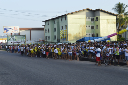 
        
            Fiéis aguardam passagem da Romaria 
        
    