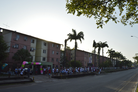 
        
            Fiéis aguardam passagem da Romaria 
        
    