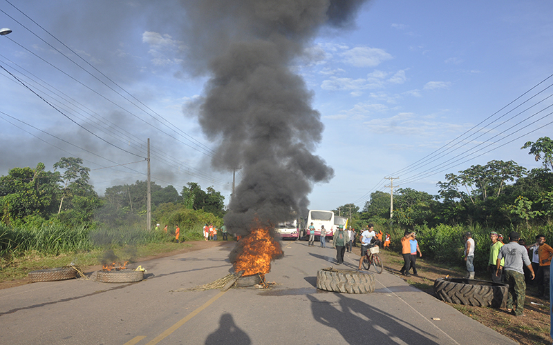 
        
            Manifestantes fecham PA-256 por reforma em rodovia
        
    