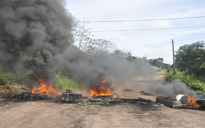 
        
            Manifestantes fecham PA-256 por reforma em rodovia
        
    