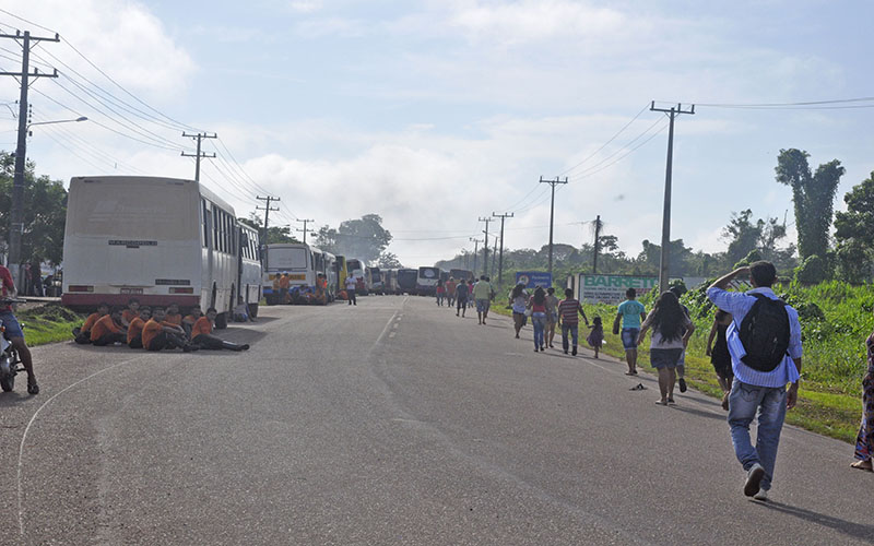 
        
            Manifestantes fecham PA-256 por reforma em rodovia
        
    