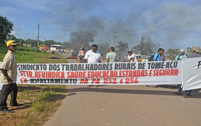 
        
            Manifestantes fecham PA-256 por reforma em rodovia
        
    