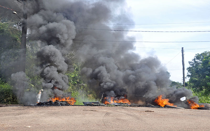 
        
            Manifestantes fecham PA-256 por reforma em rodovia
        
    