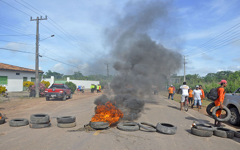 
        
            Manifestantes fecham PA-256 por reforma em rodovia
        
    