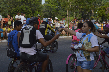 
        
            Fiéis aguardam passagem da Romaria 
        
    