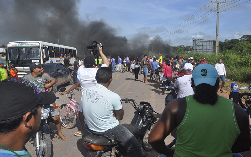 
        
            Manifestantes fecham PA-256 por reforma em rodovia
        
    