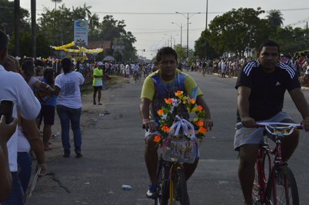 
        
            Fiéis aguardam passagem da Romaria 
        
    