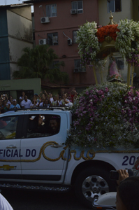 
        
            Fiéis aguardam passagem da Romaria 
        
    