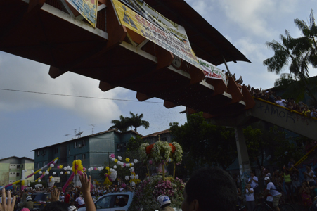 
        
            Fiéis aguardam passagem da Romaria 
        
    