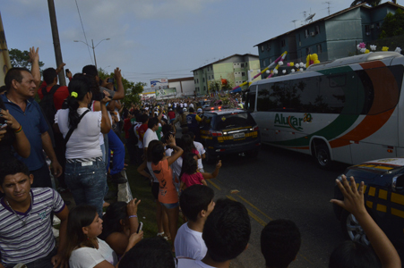 
        
            Fiéis aguardam passagem da Romaria 
        
    