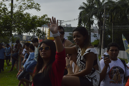 
        
            Fiéis aguardam passagem da Romaria 
        
    