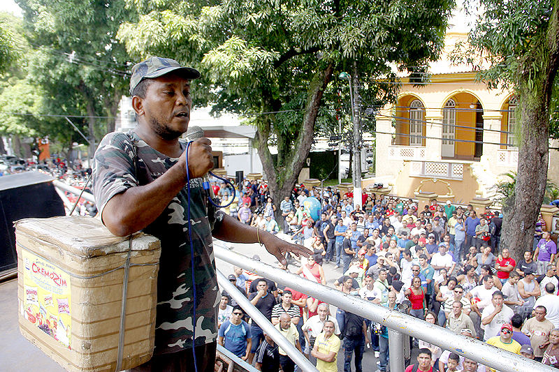 
        
            Em greve, militares protestam na avenida Nazaré
        
    