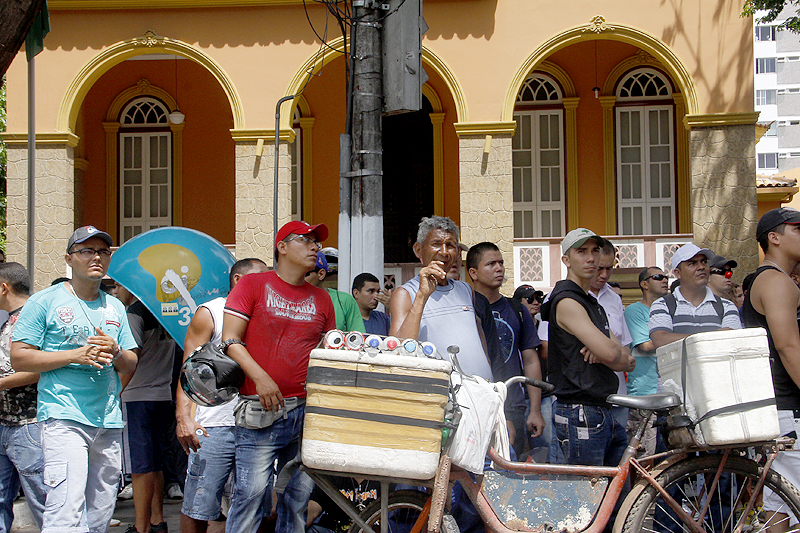 
        
            Em greve, militares protestam na avenida Nazaré
        
    