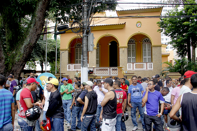 
        
            Em greve, militares protestam na avenida Nazaré
        
    