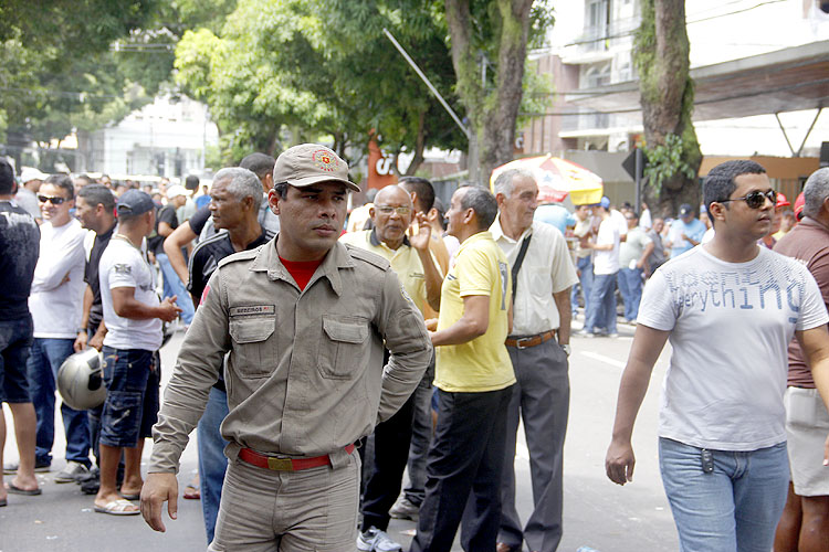 
        
            Em greve, militares protestam na avenida Nazaré
        
    