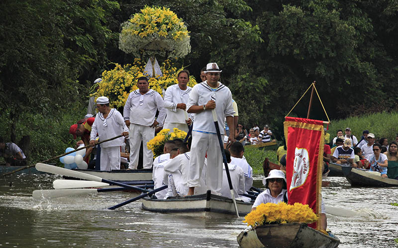 
        
            Devotos prestam homenagens no Círio de Caraparu
        
    