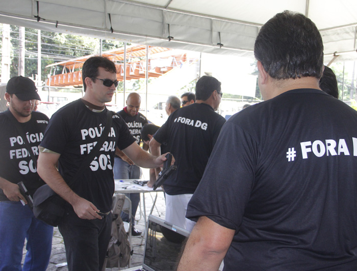 
        
            Policiais federais entram em greve nesta terça 
        
    