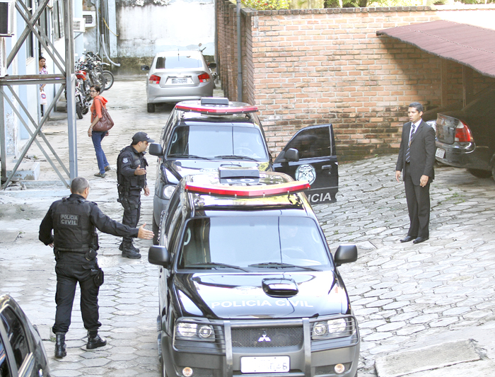 
        
            Polícia cumpre mandados de busca e prisão no Ipamb
        
    