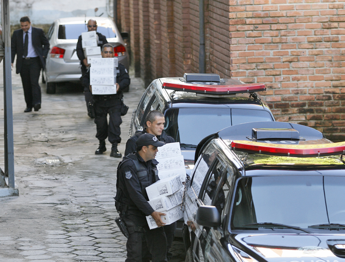 
        
            Polícia cumpre mandados de busca e prisão no Ipamb
        
    