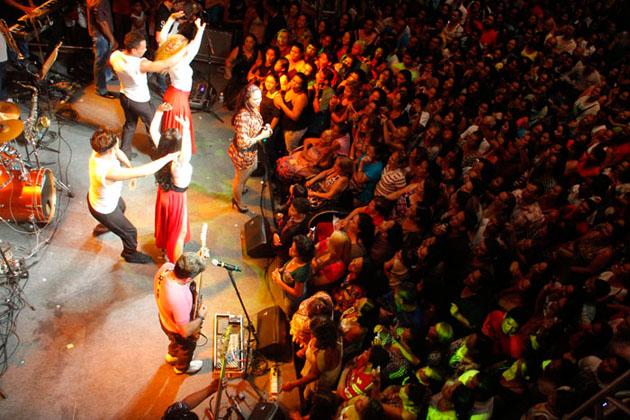 
        
            Shows e exposições são sucesso no segundo dia
        
    