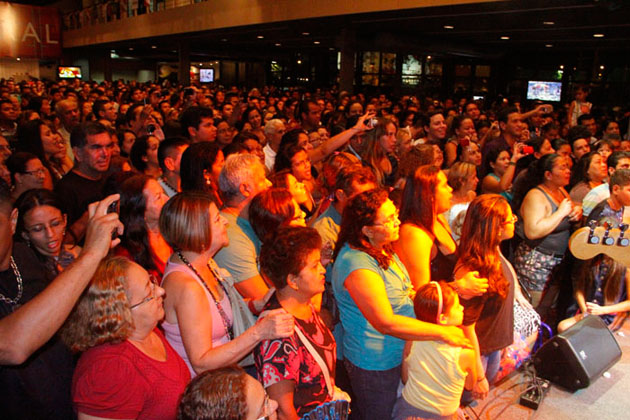 
        
            Shows e exposições são sucesso no segundo dia
        
    