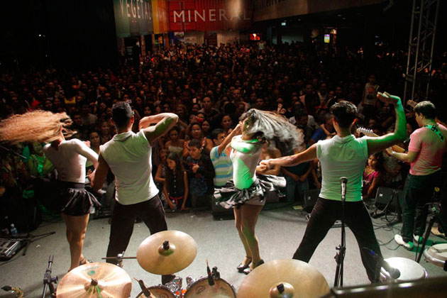 
        
            Shows e exposições são sucesso no segundo dia
        
    