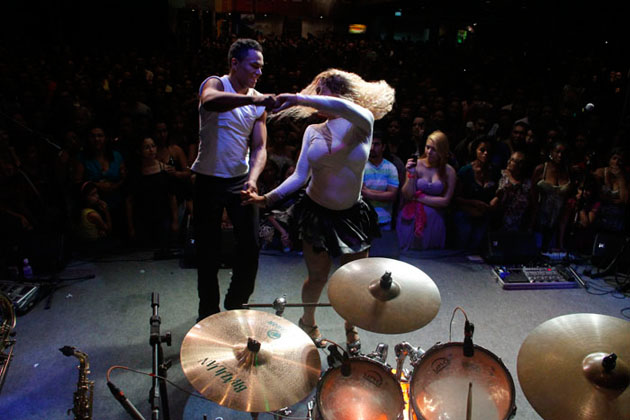 
        
            Shows e exposições são sucesso no segundo dia
        
    