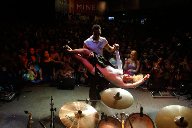 
        
            Shows e exposições são sucesso no segundo dia
        
    