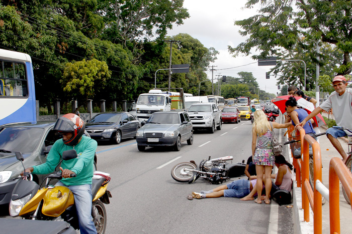 
        
            Motociclista cai de veículo e quebra o braço
        
    
