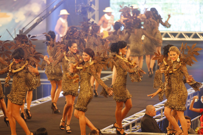 
        
            Miss Pará: trajes típicos abriram os desfiles
        
    