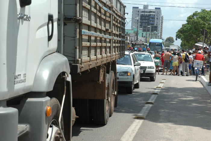 
        
            Caminhão atropela motoqueiro na João Paulo II
        
    