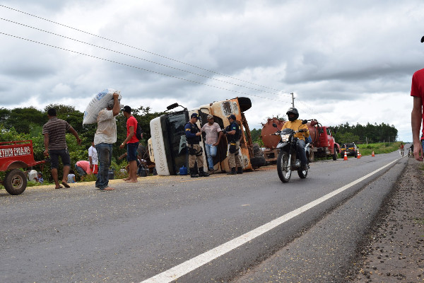
        
            Carreta tomba com soja e ocupa parte da BR-155
        
    