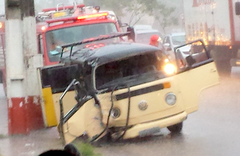 
        
            Motorista embriagado provoca acidente em avenida
        
    