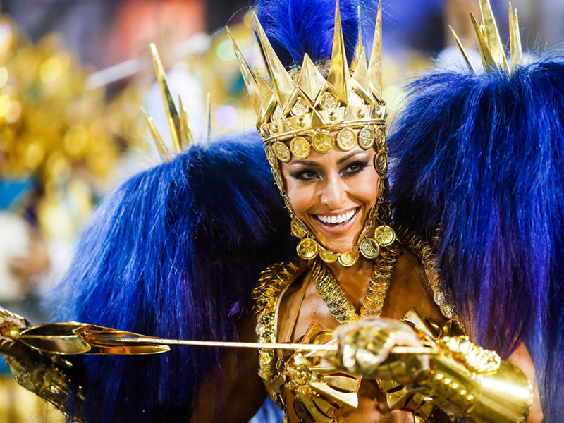 Famosas esbanjam beleza no 2º dia do Carnaval