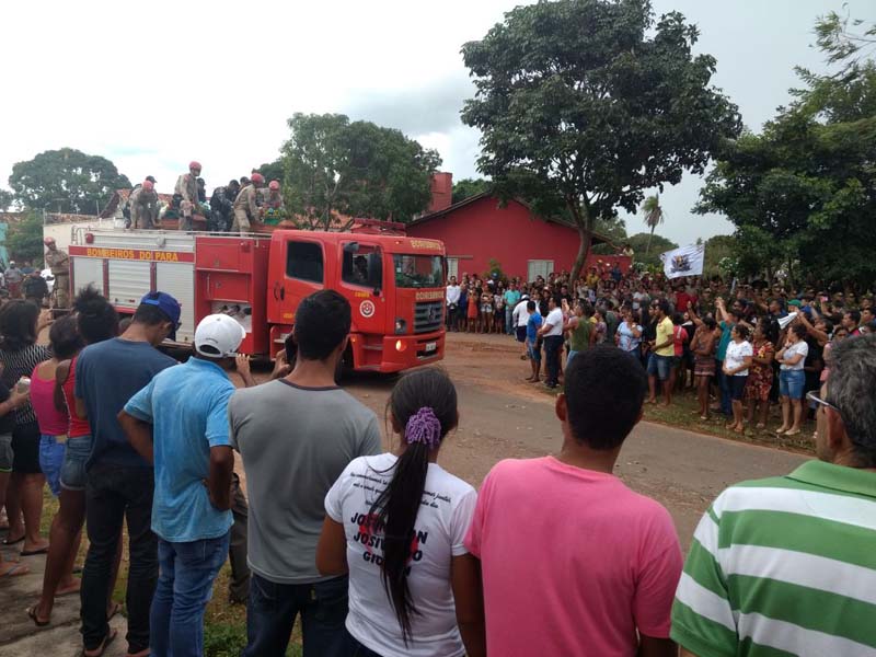 
        
            Conceição do Araguaia para se despedir de policiais mortos 
        
    