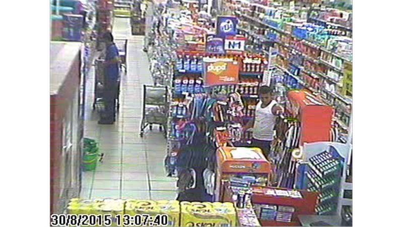
        
            Dupla assalta e leva R$ 22 mil de supermercado
        
    