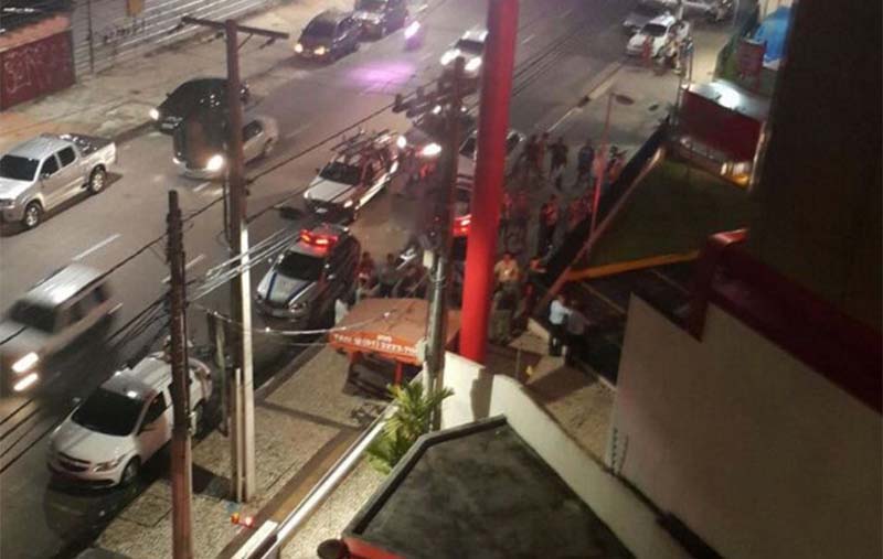 
        
            Assaltante faz refém em supermercado de Belém
        
    
