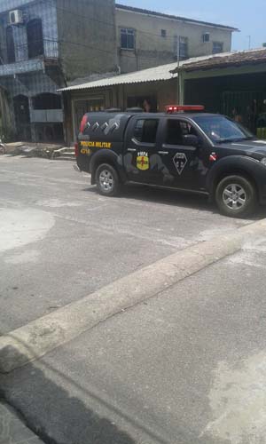 
        
            Pai e filho ficam reféns de assaltantes 
        
    
