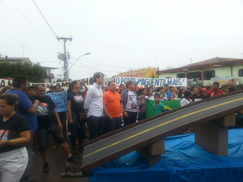 
        
            População paraense protesta contra demora em obras de ponte
        
    